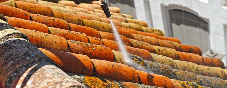Demoussage et nettoyage de toiture à Villeneuve-les-Beziers (34420) dans l'Hérault (34)